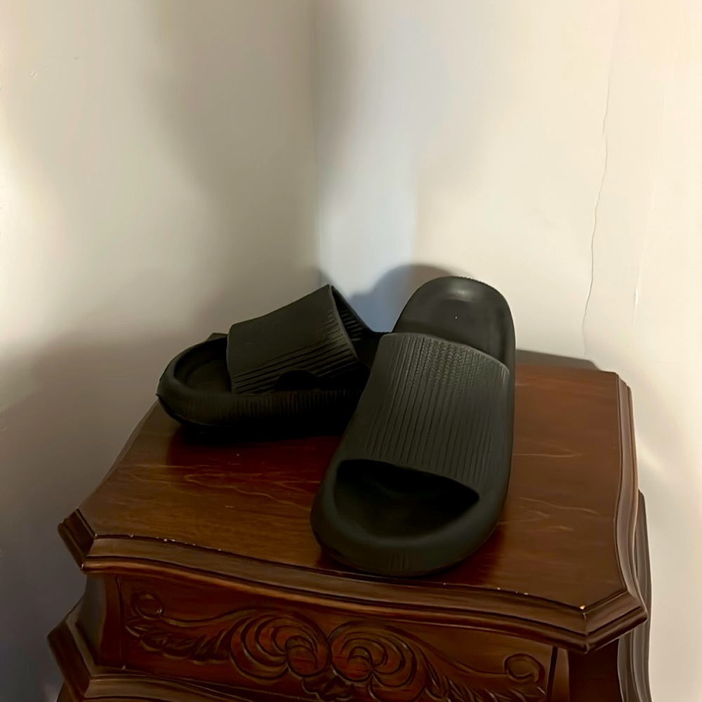Excellent Condition black Cushion Rubber  Slides 40/41